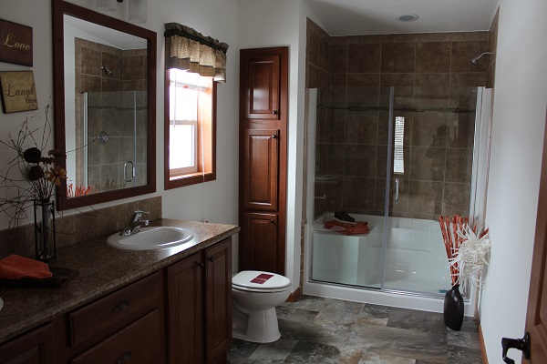 Schult Timberland Modular 5632-86 (2015 Excelsior Homes Model) Bathroom