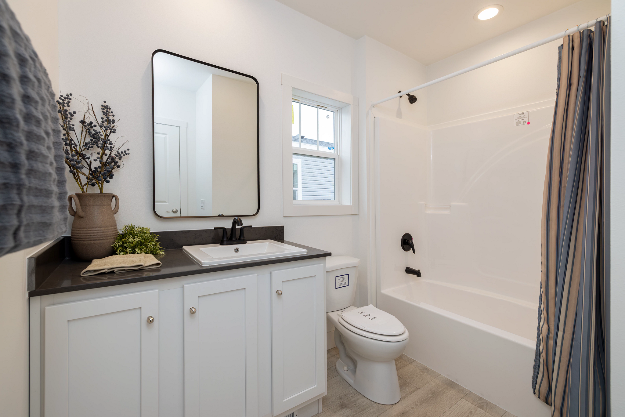54ENC28563BH_Encore_Guest_Bathroom_Oct_2025-001