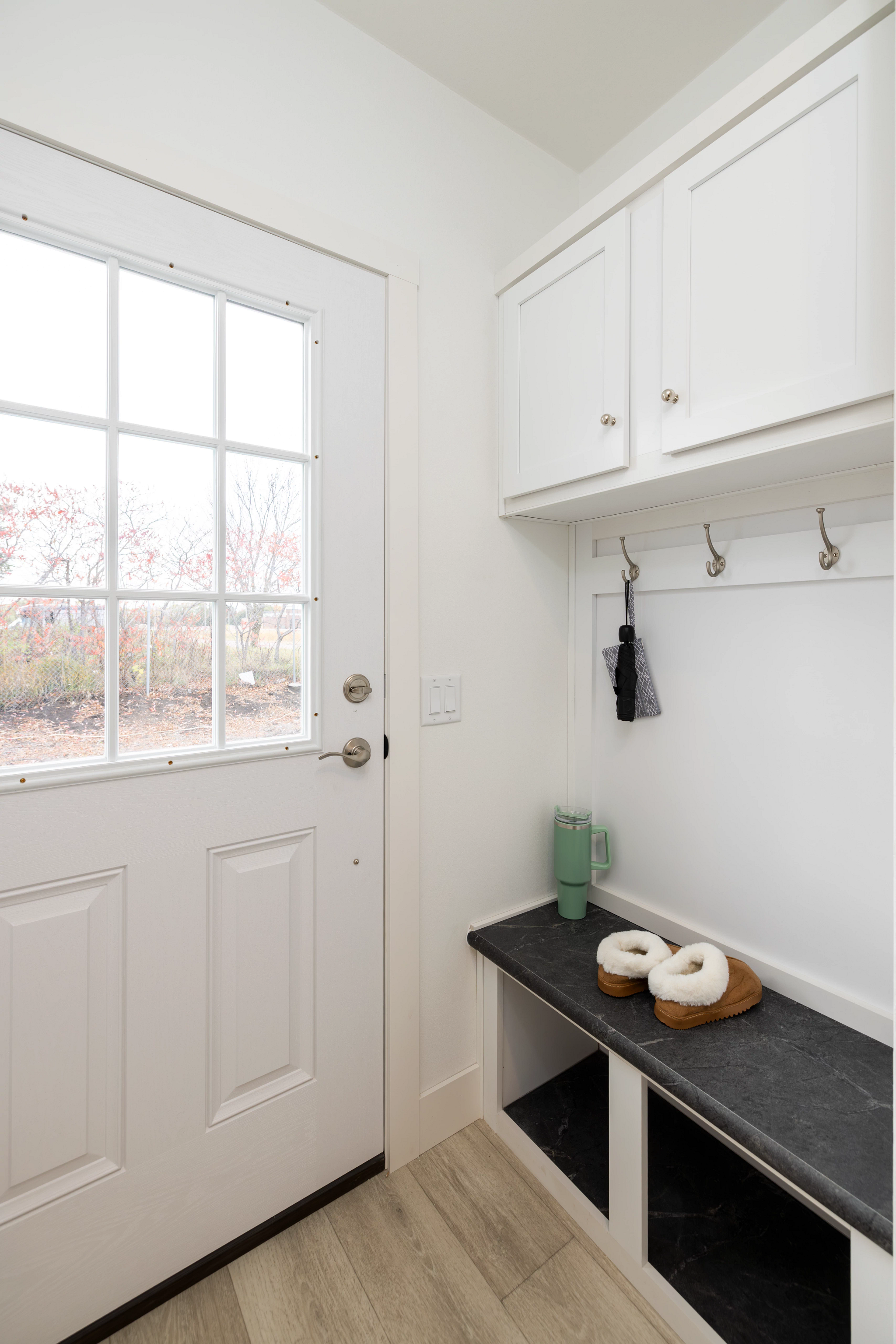 54ENC28563BH_Encore_Mud_Room_Oct_2025-001
