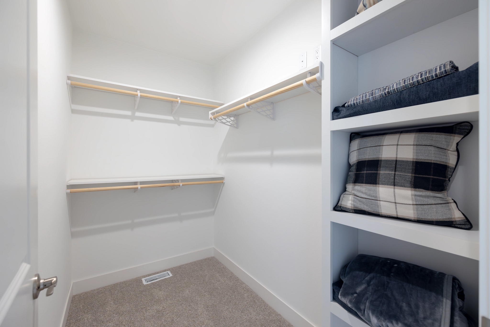 54ENC28563BH_Encore_Primary_Bedroom_Closet_Oct_2025-001